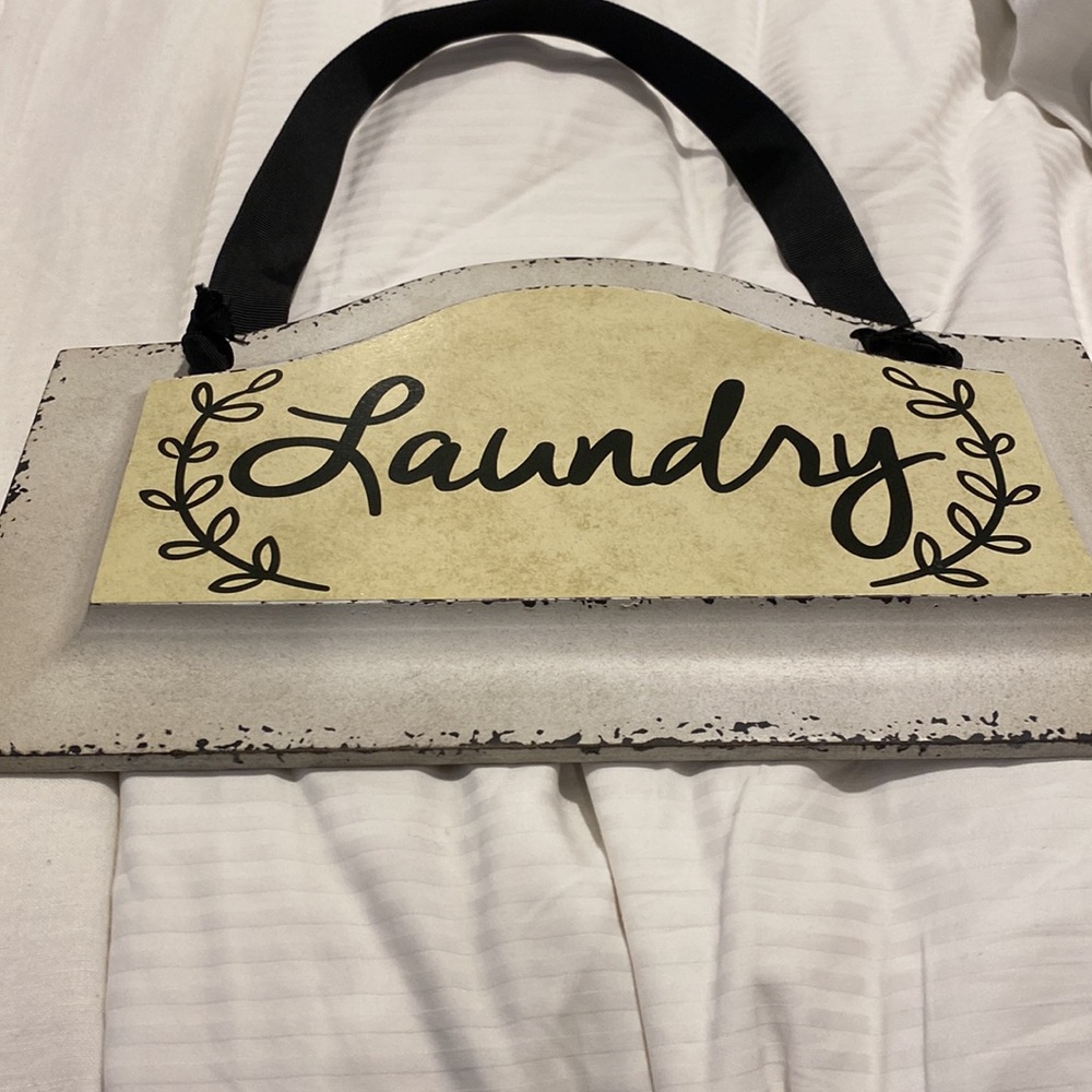 SHABBY CHIC WALL HANGING THAT SAYS LAUNDRY - Picture 3 of 8